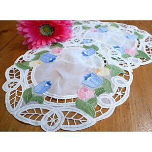 2 Doilies Doily Applique Tulips Vintage Doilies